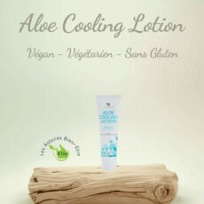 Aloe Cooling Lotion Forever, effet froid, 118 ml, végane et sans gluten posé sur un bois flotté