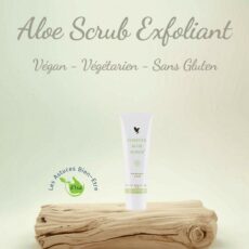 Aloe Scrub Exfoliant Forever, gommage visage végan et sans gluten,posé sur bois flotté