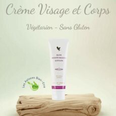 Crème Visage et Corps Aloès Forever, au collagène et à l'élastine, végétarienne et sans gluten, posée sur du bois flotté, 118 ml