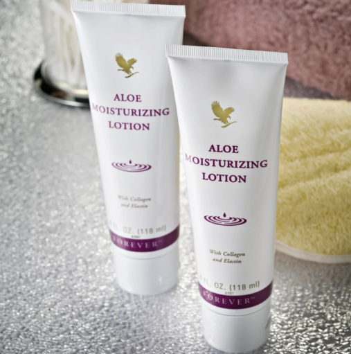 Deux tubes de lotion hydratante Aloe Moisturizing Lotion Forever, à base d'aloès, collagène et élastine, pour protéger et assouplir la peau du visage au quotidien