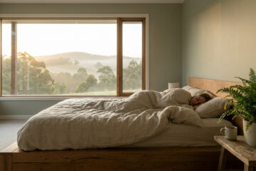 Femme endormie paisiblement au lever du soleil dans une chambre lumineuse et apaisante