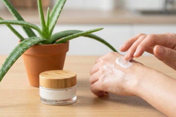 crème visage aloe vera, application quotidienne près d'un plant d'aloe vera