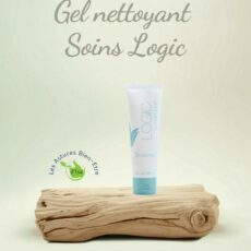 Gel Nettoyant Soins Logic by Forever, nettoyant visage à l'aloe vera, posé sur du bois flotté