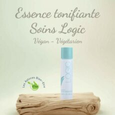 Essence Tonifiante Logic Forever, à l'aloe vera, 73 ml, végane et végétarienne posée sur du bois flotté