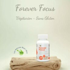 Forever Focus 120 gélules, complément alimentaire végétarien et sans gluten pour la mémoire et la concentration posé sur du bois flotté